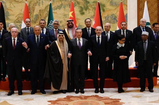 أخبر وزير الخارجية الصيني يي مسؤولين من بلدان عربية وإسلامية بأنه يجب وقف