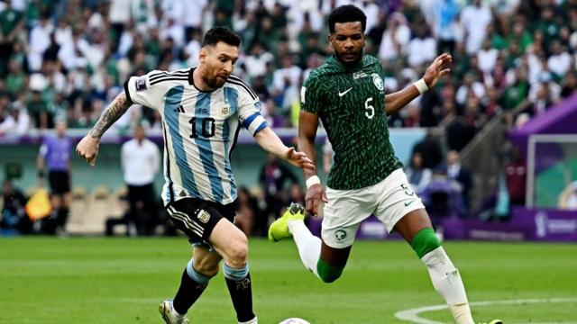 المدافع السعودي علي البليهي والنجم الأرجنتيني ليونيل ميسي