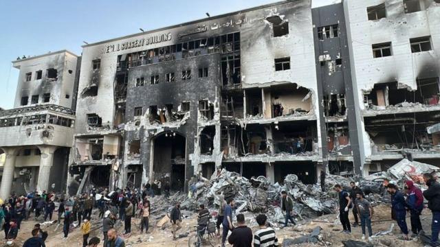 مباني المجمع محترقة