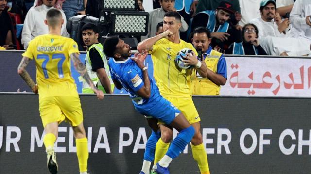 النجم البرتغالي كريستيانو رونالدو خلال اشتباكه مع مدافع الهلال علي البليهي