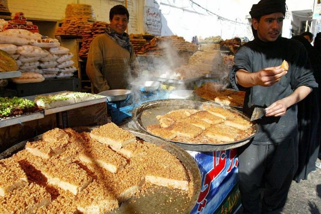 صور لحلوى عراقية معروضة