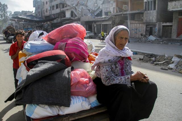 فلسطينيون ينزحون من مخيم جباليا في غزة مع استمرار القصف الإسرائيلي.