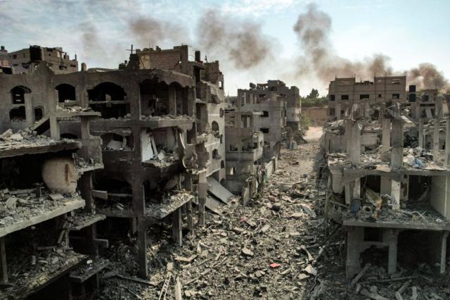 صورة أرشيفية تظهر حجم الدمار الذي ألحق في مخيم جباليا جراء غارة إسرائيلية في بداية الحرب على غزة.