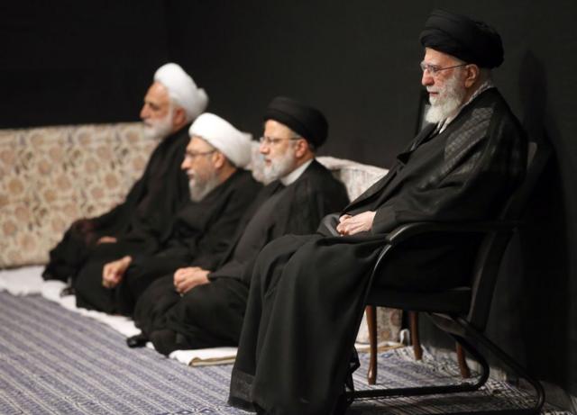 المرشد الأعلى الإيراني علي خامنئي والرئيس الإيراني الراحل إبراهيم رئيسي يحضران طقوس الحداد في شهر محرم حسب التقويم الإسلامي، حتى يوم عاشوراء، في طهران، إيران في 29 يوليو 2023.