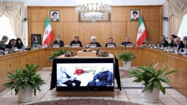 يتم شغل المناصب الوزارية الرئيسية بموافقة المرشد الأعلى الذي يملي السياسات الرئيسية أيضا