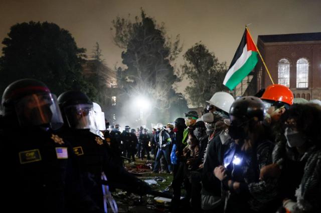 شرطة لوس أنجلوس تواجه الطلاب المؤيدين للفلسطينيين وتزيل جزءاً من حاجز المخيم في حرم جامعة كاليفورنيا، في 2 مايو/أيار 2024.