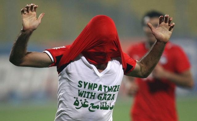 اللاعب المصري يرتدي قميصاً داخلياً يعرب فيه عن تعاطفه مع قطاع غزة خلال بطولة كأس الأمم الأفريقية التي أقيمت بالتزامن مع الحرب في عام 2008