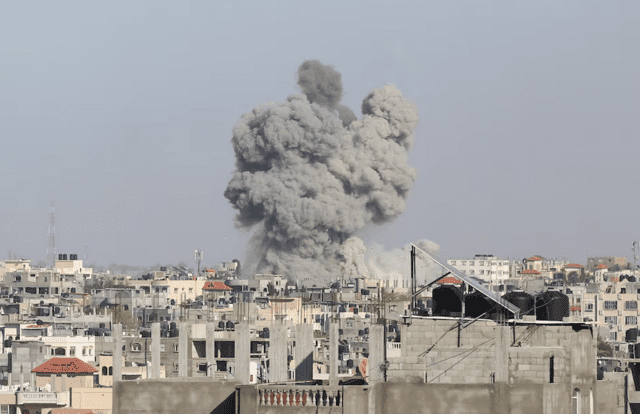 آثار قصف إسرائيلي في مدينة رفح الفلسطينية