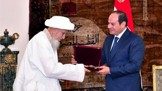 السيسي يمنح سلطان البهرة وسام النيل.
