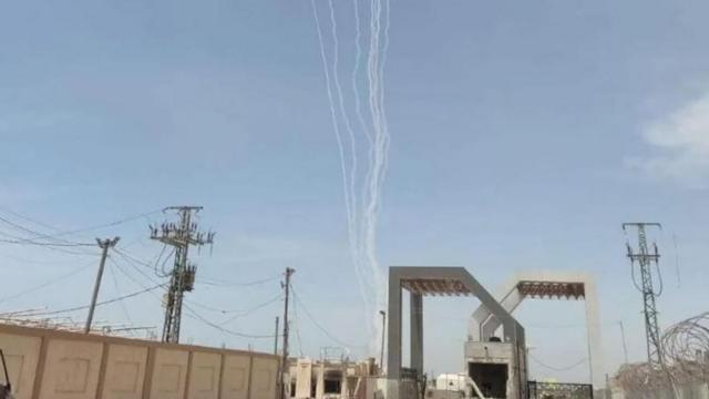 صورة تظهر دخاناً ناجماً عن قصف صاروخي على إسرائيل