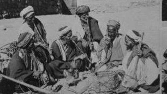 تجمع لمجموعة من بدو سيناء وهم يدخنون النرجيلة - صورة تعود لعام 1895