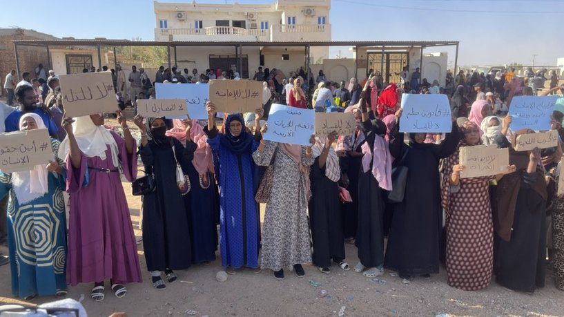 وقفة احتجاجية أمام القنصلية المصرية في حلفا للمطالبة بتطبيق اتفاق الحريات الأربع بين السودان ومصر - إكس