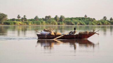 نهر النيل يمثل شريان حياة لملايين المصريين والسودانيين (أ ف ب)