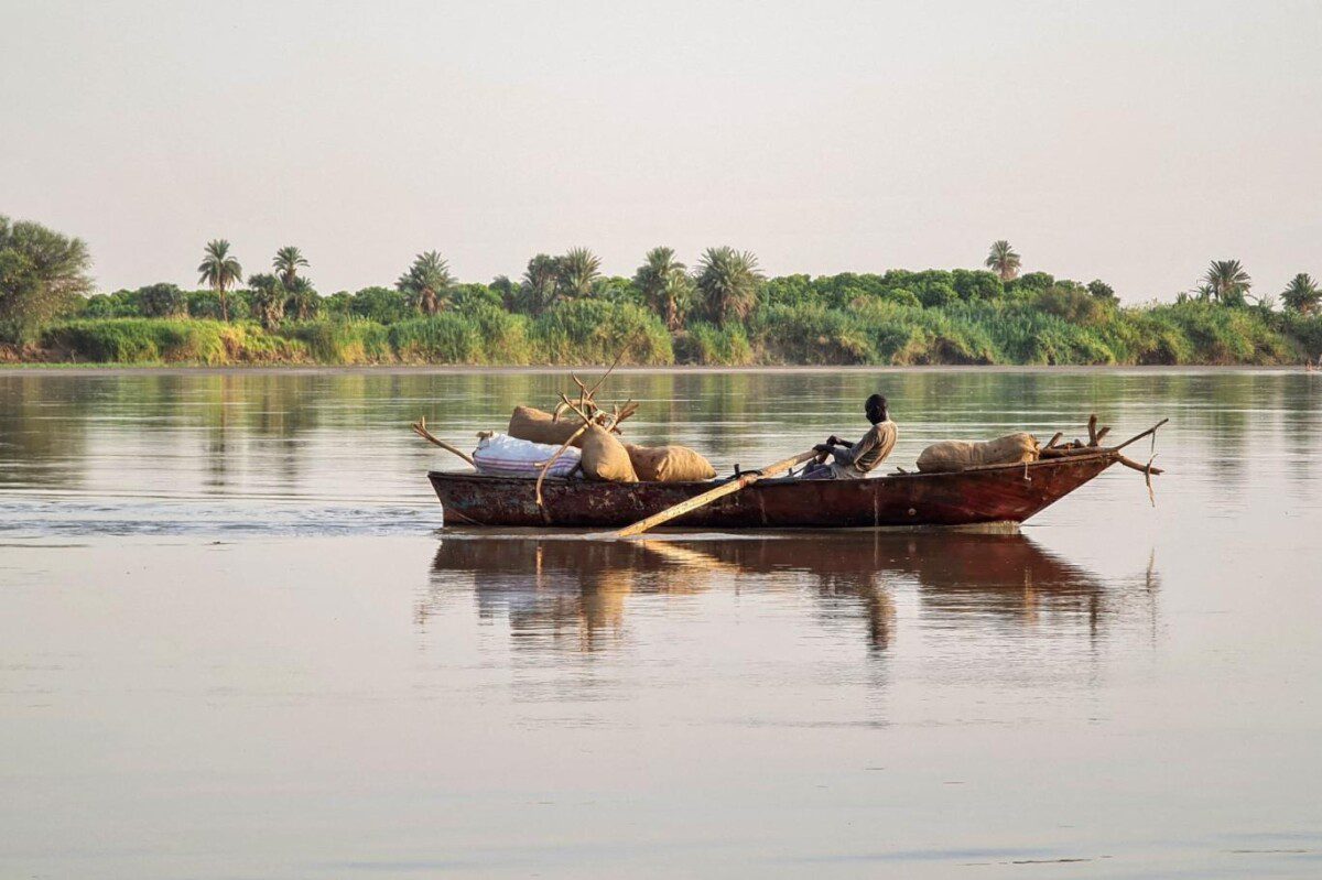 نهر النيل يمثل شريان حياة لملايين المصريين والسودانيين (أ ف ب)