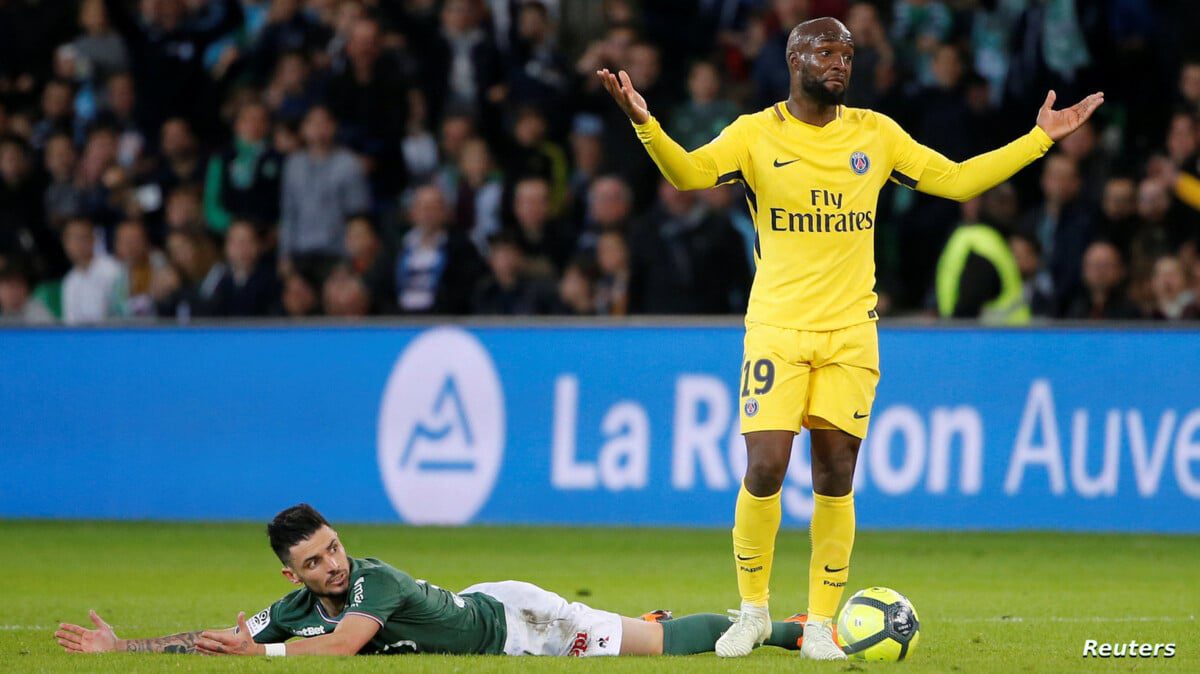 الفيفا كان قد غرم لاسانا ديارا (بالزي الأصفر) 10 ملايين يورو