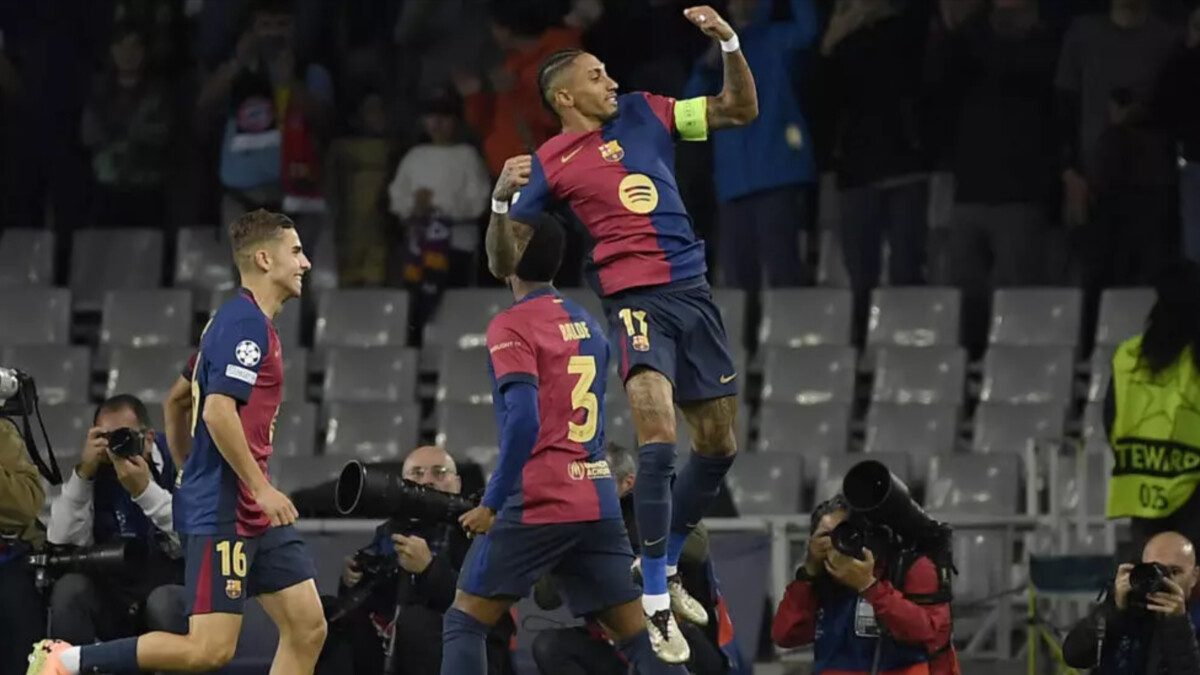 جناح برشلونة البرازيلي رافينيا محتفلا بتسجيله الهدف الافتتاحي لفريقه في مرمى بايرن ميونيخ في دوري ابطال اوروبا. 23 تشرين الاول/اكتوبر 2024 © جوزيف لاغو / ا ف ب