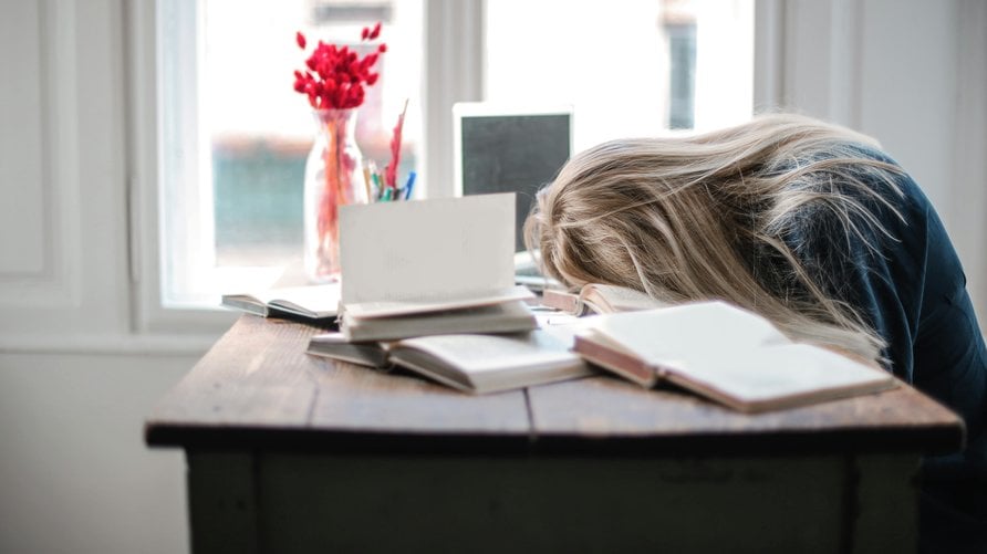 صورة تعبيرية عن الإرهاق خلال يوم عمل (pexels)