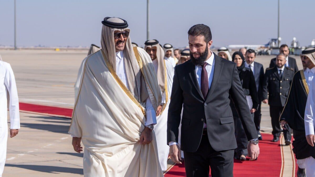 الشرع خلال استقباله أمير قطر في مطار دمشق