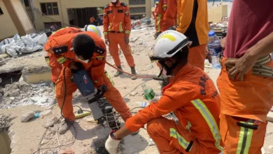 رجال الإنقاذ خلال عمليات البحث عن ناجين جراء الزلزال في ميانمار (إ.ب.أ)