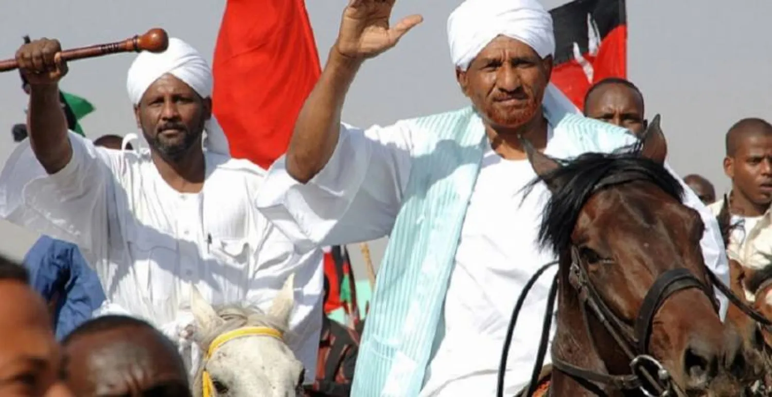 الصادق المهدي (يمين) وابنه الأكبر عبد الرحمن في فعالية دينية لطائفة الأنصار (أرشيفية - غيتي)