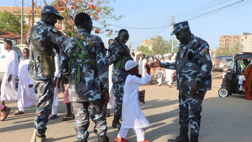 ضباط شرطة جنوب السودان يحيون المسلمين لدى وصولهم لحضور صلاة عيد الفطر في ساحة الزهراء في جوبا، جنوب السودان. 30 مارس 2025 - Reuters