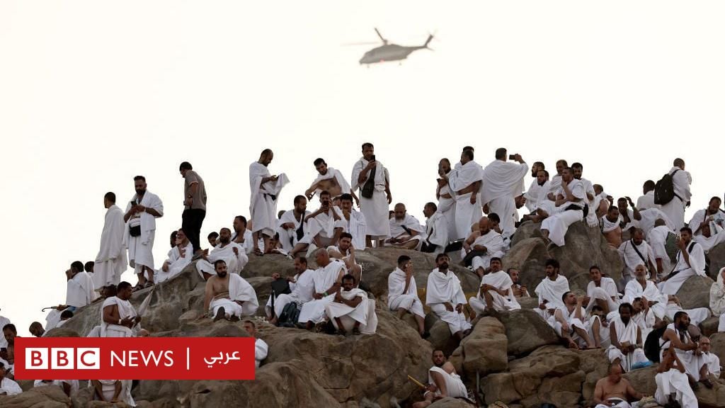 الحجاج-يؤدون-صلاة-الظهر-والعصر-جمعا-وقصراً-في-مسجد-نمرة،-ويستمعون-لخطبة-عرفة