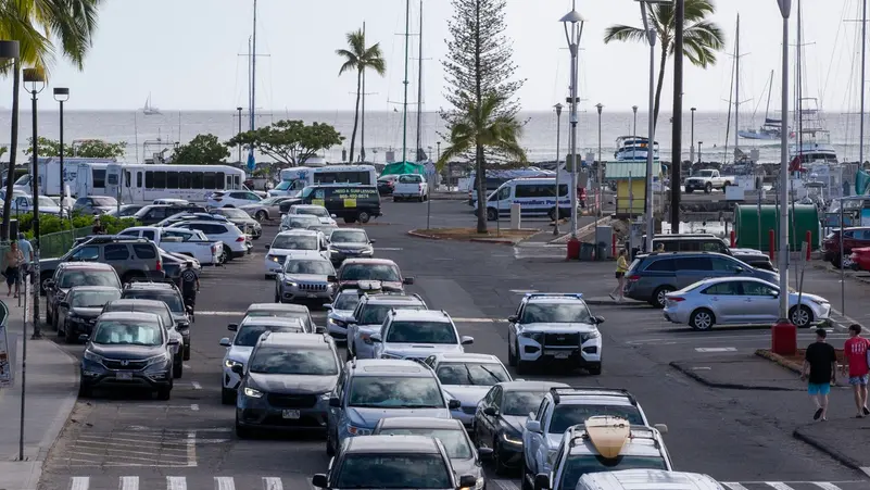 سكان وزوار يغادرون سواحل هاواي الأميركية عقب الزلزال الروسي - فرانس برس