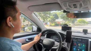 الهواء الذي تتنفسه في منزلك وسيارتك يحتوي على الآلاف من الجسيمات البلاستيكية الدقيقة (رويترز)