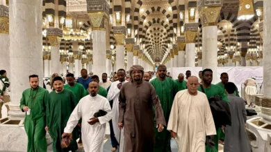شيخ الأمين وسط مريديه (موقعه على «فيسبوك»)