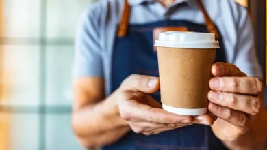 أكواب للاستخدام مرة واحدة - تعبيرية من آيستوك