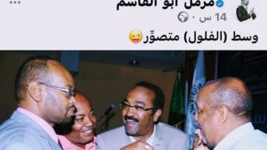 مزمل يغمز شوقي عبدالعظيم بسبب صورة وسط عدد من الصحفيين الكيزان