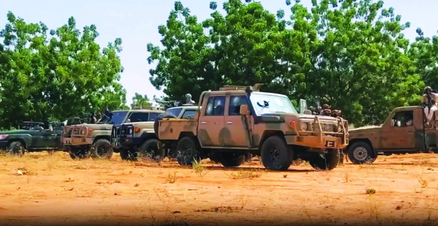 لقطة من فيديو بثّته «الدعم السريع» لعناصرها في محيط مدينة الفاشر عبر «تلغرام»