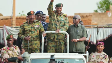 قائد الجيش السوداني الفريق عبد الفتاح البرهان يحيي مؤيديه في العاصمة الخرطوم (أرشيفية - أ.ب)