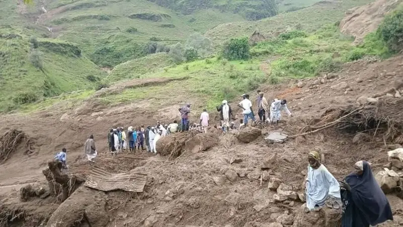 البحث عن ناجين بعد الانزلاق الأرضي