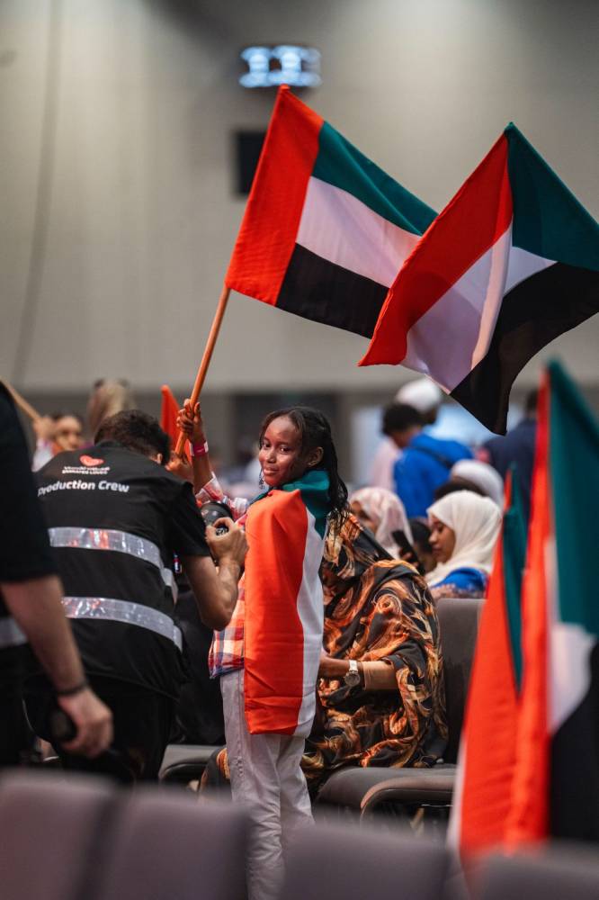 الأطفال حضور بأعلام السودان لمهرجان بوابة السودان بإمارة دبي
