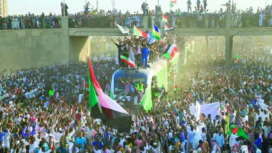 حشود قادمة من مدينة عطبرة للاحتفال بذكرى الثورة مع نظرائهم في الخرطوم ديسمبر 2019 (أ.ف.ب)
