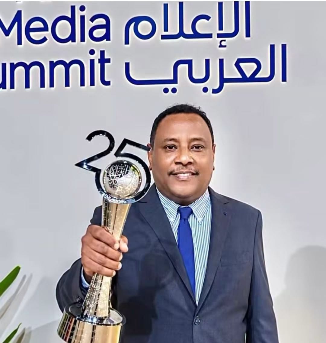 الطيب عبدالماجد يفوز بجائزة الإعلام العربي في (دبي)